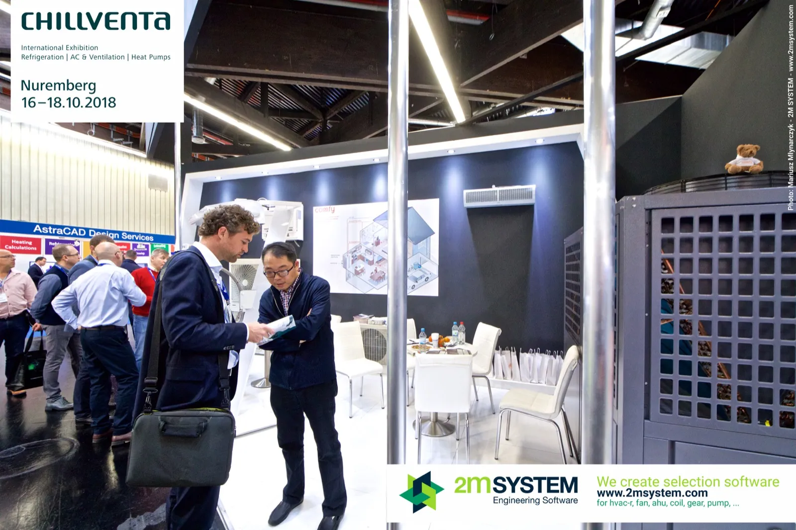 Brochure conversation beside a grey heat pump on the Comfy stand at Chillventa 2018