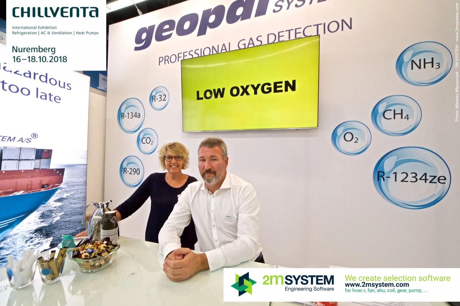 Geopal System staff at the counter with LOW OXYGEN alarm on screen at Chillventa 2018