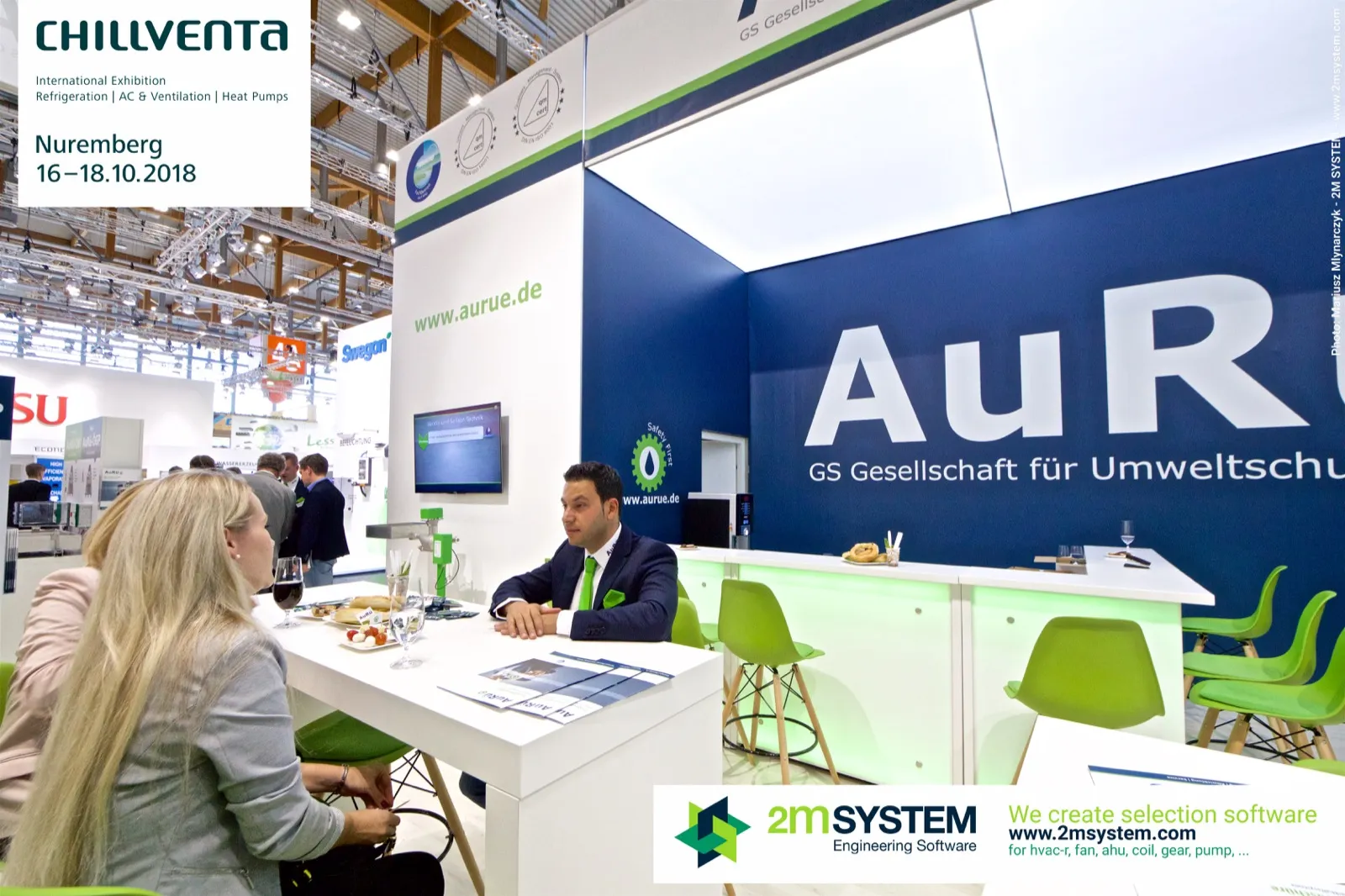 Meeting at an AuRü table in front of the dark blue branded wall at Chillventa 2018