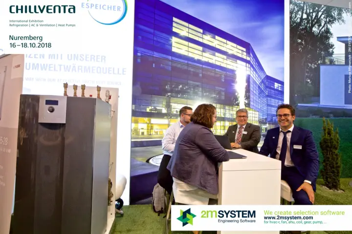 Meeting at the Naturwärmespeicher table next to an indoor heat pump at Chillventa 2018