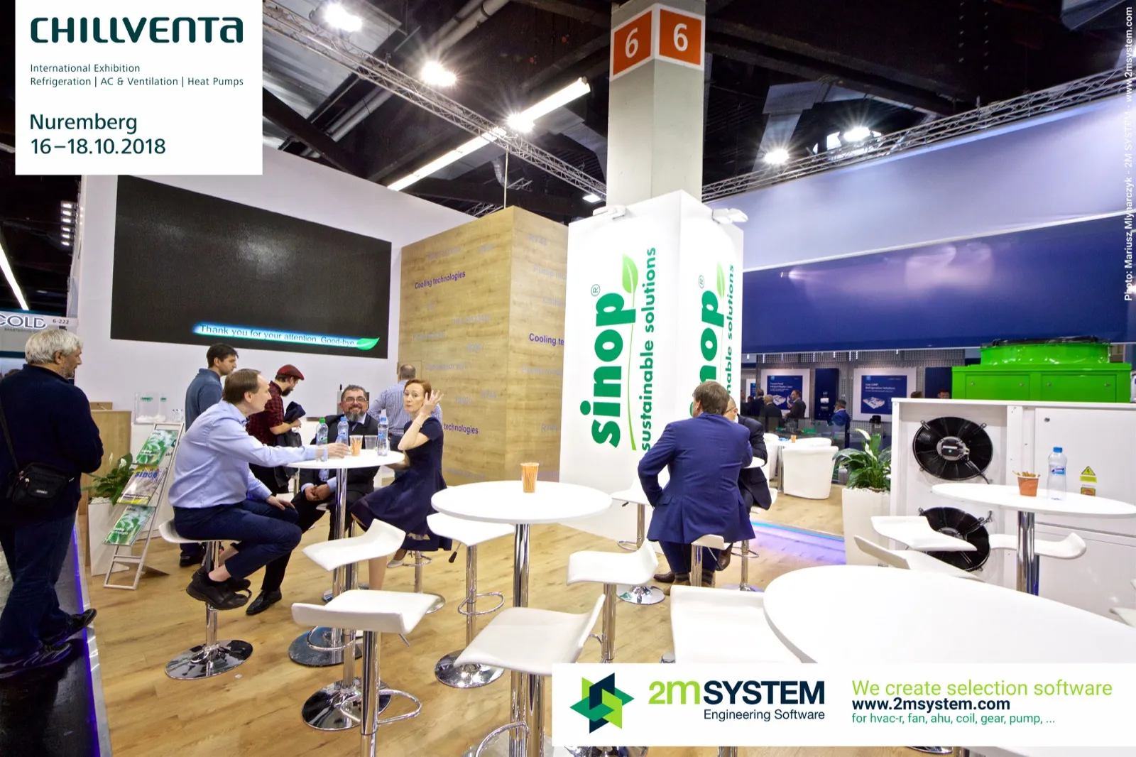Sinop lounge with bar tables, wood-look wall and LED screen at Chillventa 2018