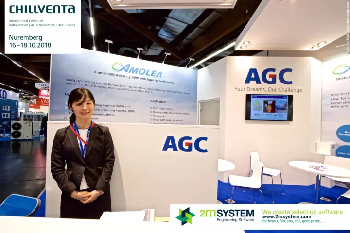 Staff member at the AGC counter in front of the AMOLEA refrigerant wall