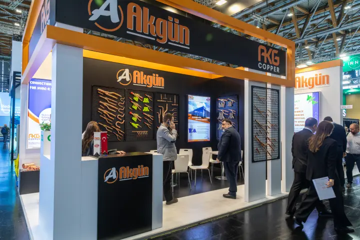 Akgün stand with copper refrigeration fittings on black mesh panels at Chillventa 2026