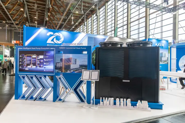 Axen X-Force 100 kW commercial heat pump with LWT 85°C lettering at Chillventa 2026