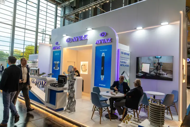 Ayvaz flexible metal hoses and fan coil hose displays at Chillventa 2026