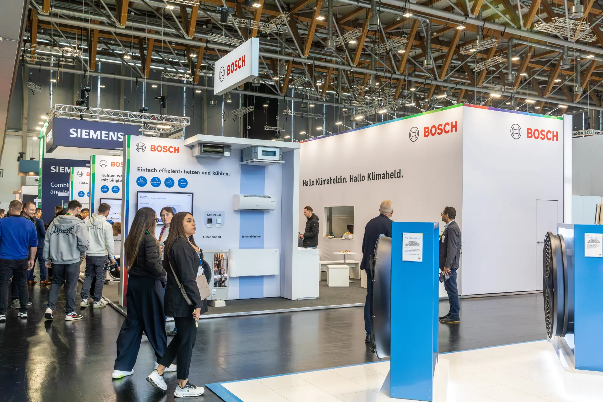 Bosch stand with split indoor units and "Hallo Klimaheldin" slogan at Chillventa 2026