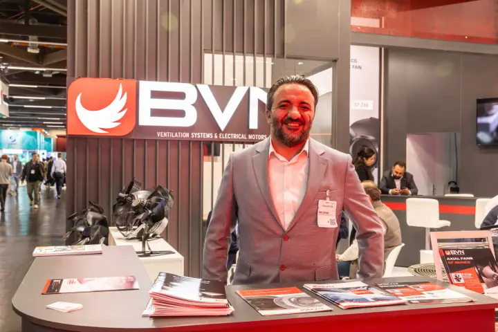 BVN team member at the brochure counter in front of the illuminated logo at Chillventa 2026