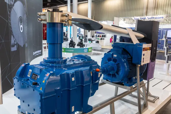 Close-up of a blue right-angle gearbox and motor with fan blade mount at Chillventa 2026