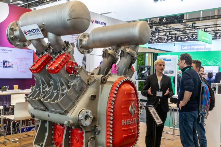 Close view of the Heaten piston compressor with red cylinder covers at Chillventa 2026