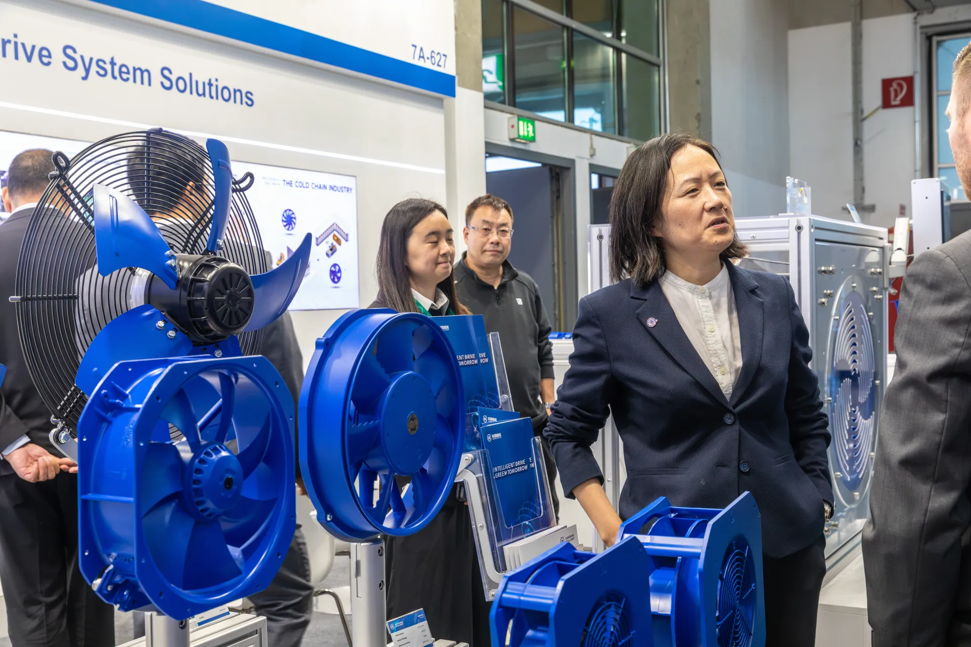 Conversation at Xiangming Intelligent among blue axial and compact fans at Chillventa 2026