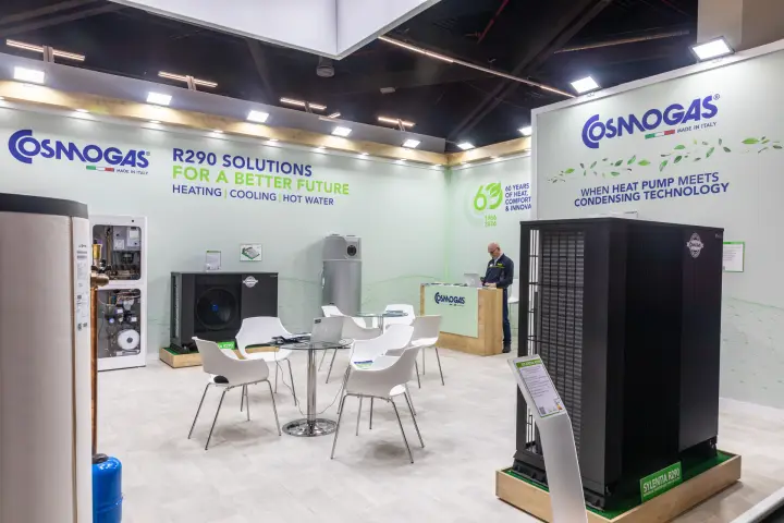 Cosmogas stand with Sylentia R290 heat pumps and hydronic module