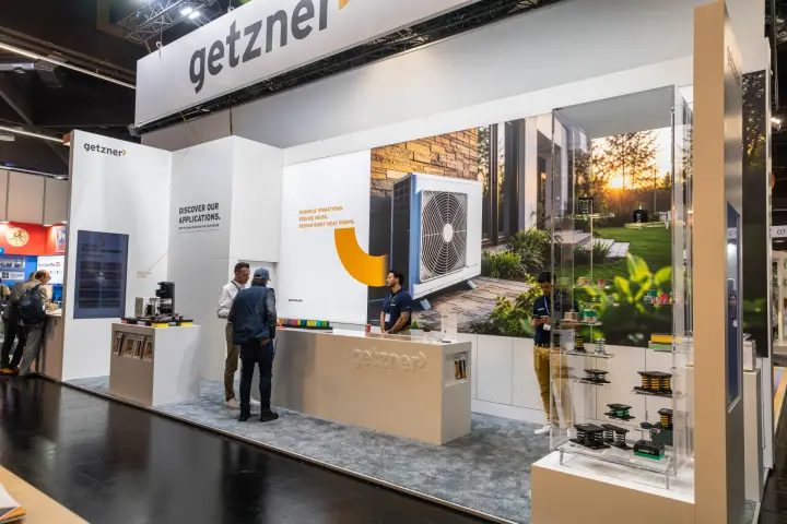 Getzner stand with vibration isolation mounts for quiet heat pumps