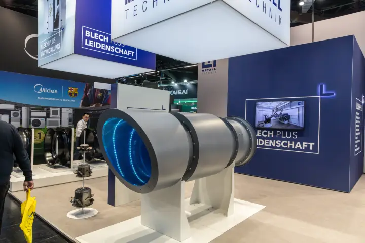 Illuminated tubular fan housing on the LTi Metalltechnik stand at Chillventa 2026