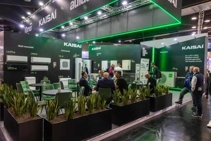 Kaisai stand with green lounge, split units and heat pumps at Chillventa 2026