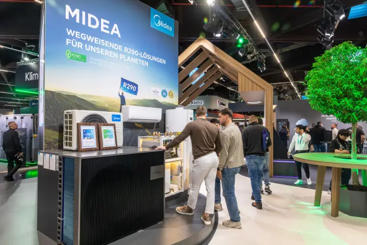 Midea R290 heat pumps under the "Wegweisende R290-Lösungen" banner at Chillventa 2026