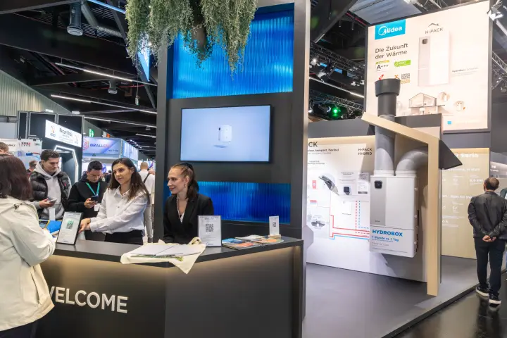 Midea welcome counter beside the H-Pack Hydrobox installation at Chillventa 2026