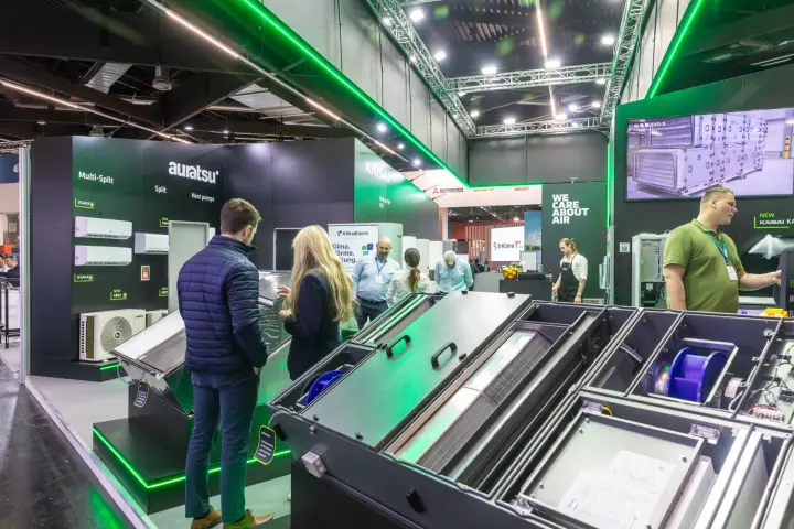 Open-top air handling units in front of Auratsu and Kaisai split displays at Chillventa 2026