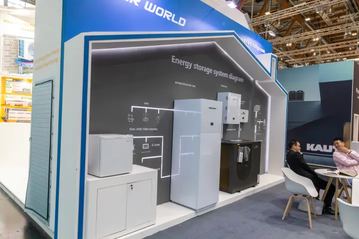 Power World energy storage system diagram with hybrid heat pump
