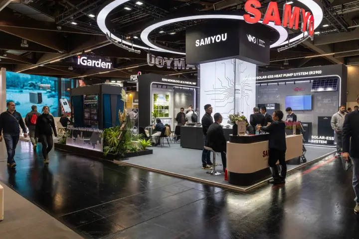 Samyou stand with R290 heat pumps and a suspended ring sign