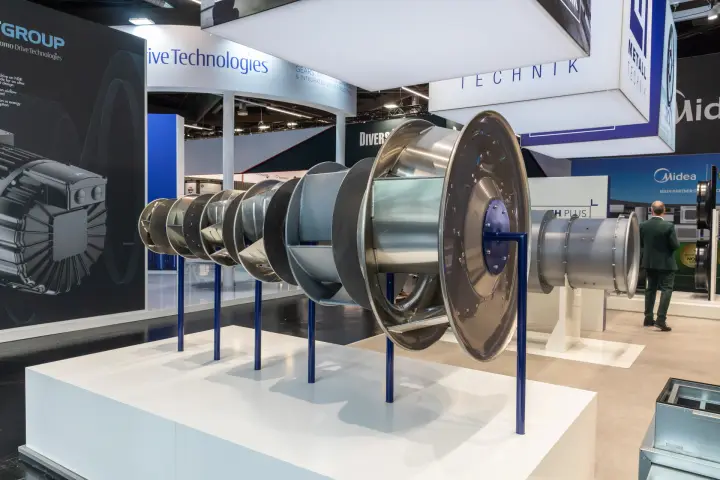 Side view of the LTi Metalltechnik impeller display on a white plinth at Chillventa 2026