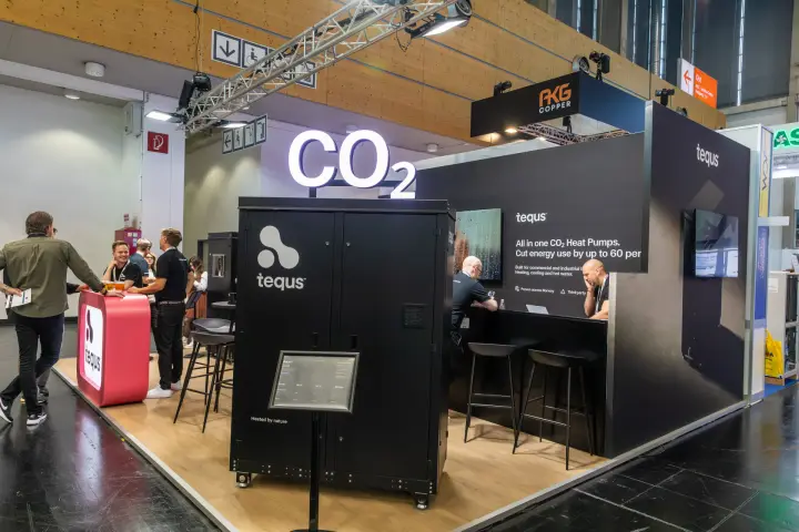 Tequs corner stand with illuminated CO2 sign and black heat pump cabinet at Chillventa 2026