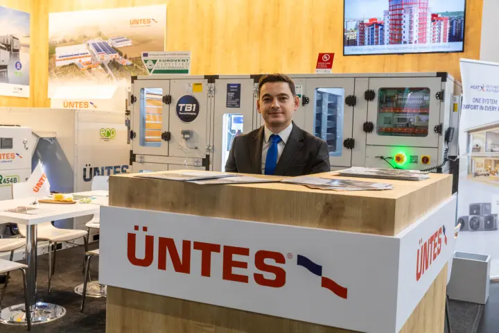 Üntes reception counter in front of a TB1 air handling unit at Chillventa 2026