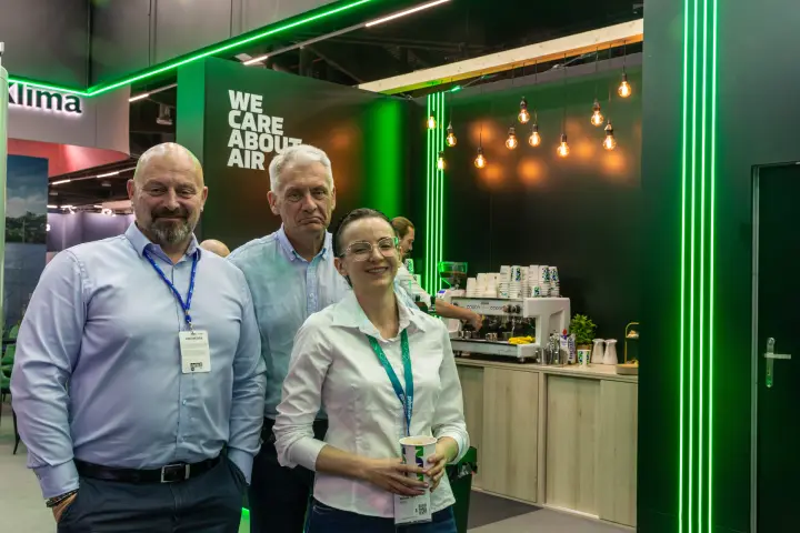 Wider portrait at the Klima-Therm coffee bar with green LED-lit door frame at Chillventa 2026