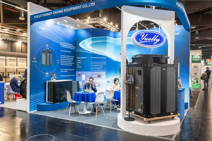 Yuelly corner stand with a large heat pump under an arched logo frame at Chillventa 2026