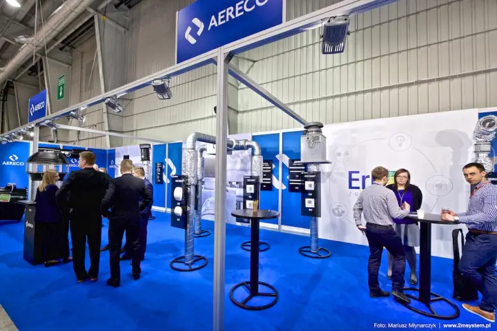 Aereco stand with duct columns carrying extract grilles and outlets at Forum Wentylacja 2016