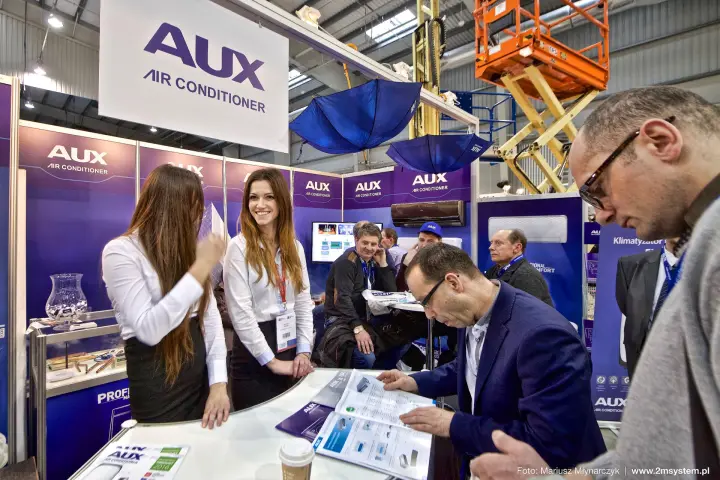 AUX staff at the counter as visitors study product brochures at Forum Wentylacja 2016