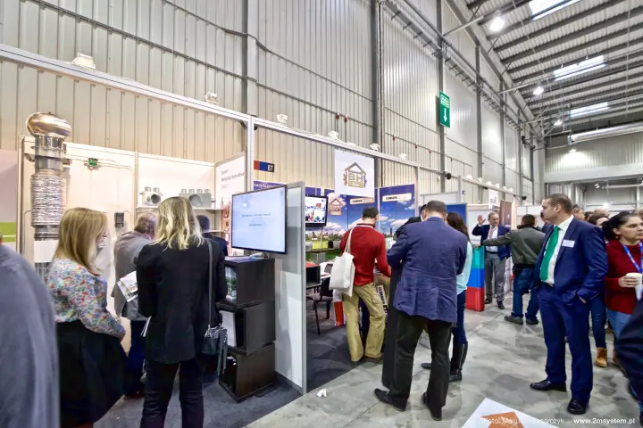 Busy aisle at the Darco and BH-Res stands with a roof cowl on display at Forum Wentylacja 2016