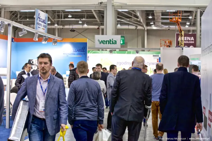 Busy aisle past the Airwell Hydropol-Dekor stand toward Ventia at Forum Wentylacja 2016