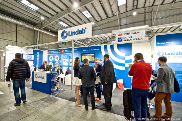 Busy Lindab stand with blue graphics and brand wall