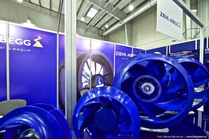 Close-up of blue Ziehl-Abegg impellers in front of axial fan graphic at Forum Wentylacja 2016