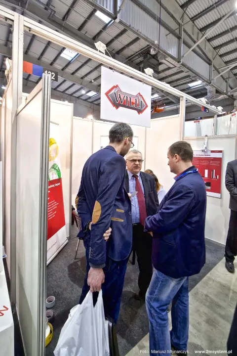 Conversation at the compact Willi stand with flashing tape roll-up at Forum Wentylacja 2016
