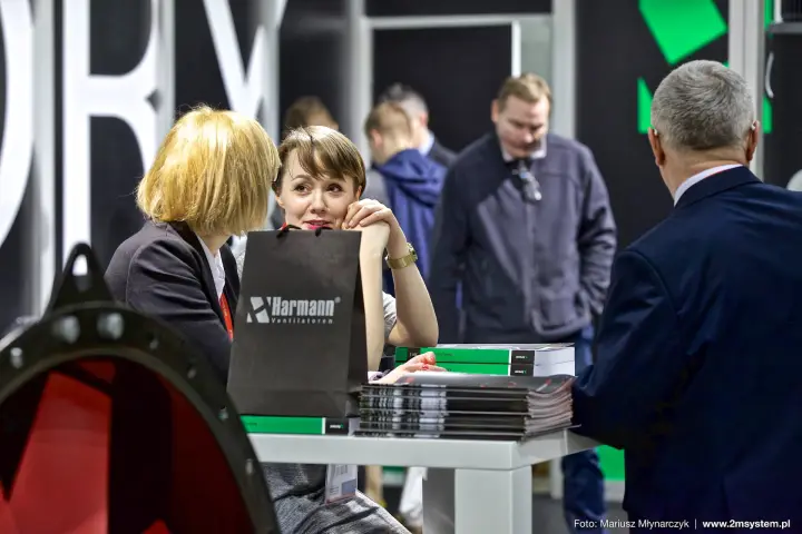 Conversation at the Harmann information desk at Forum Wentylacja 2016