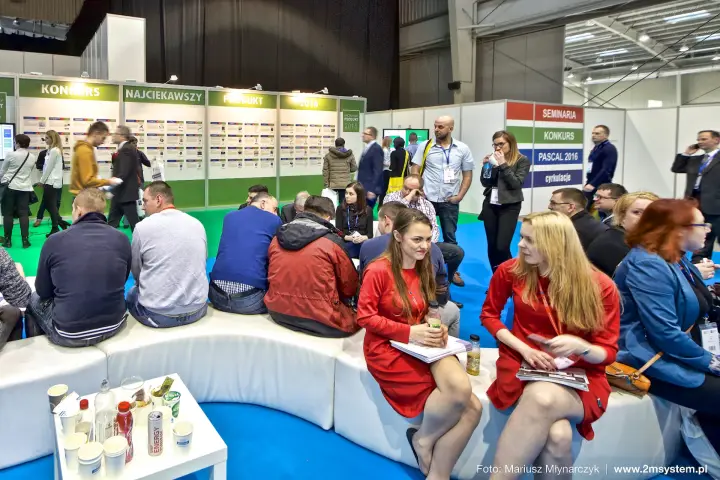 Crowded seating area facing the Najciekawszy Produkt 2016 boards at Forum Wentylacja 2016