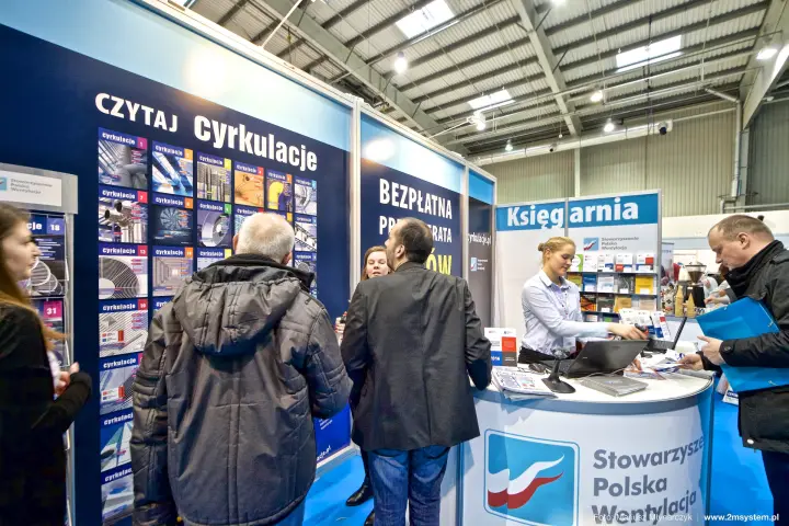Cyrkulacje magazine wall and Księgarnia bookshop counter at Forum Wentylacja 2016