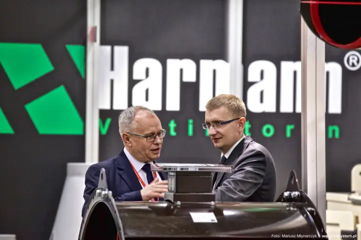 Discussion at the Harmann axial fan exhibit, closer framing at Forum Wentylacja 2016