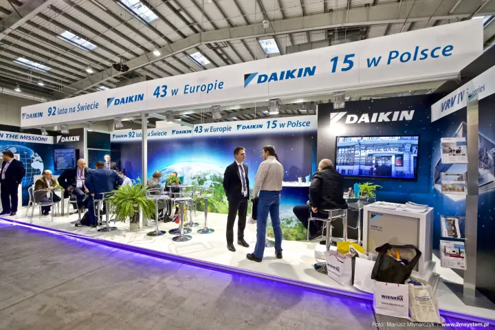 Full front of the Daikin stand with meeting tables and VRV screen at Forum Wentylacja 2016
