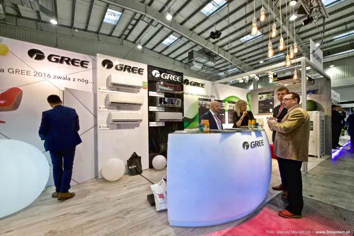 Gree stand with wall-mounted split units and glowing reception counter at Forum Wentylacja 2016