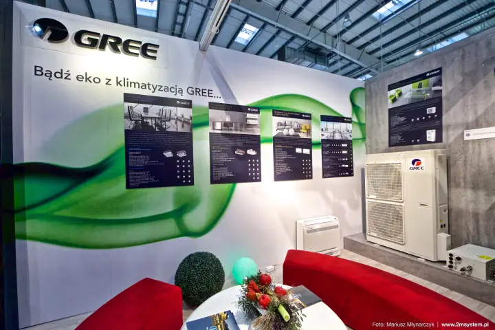 Gree wall "Bądź eko z klimatyzacją GREE" with outdoor unit and posters at Forum Wentylacja 2016