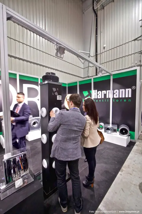 Harmann display column with round grilles and a roof fan on top at Forum Wentylacja 2016