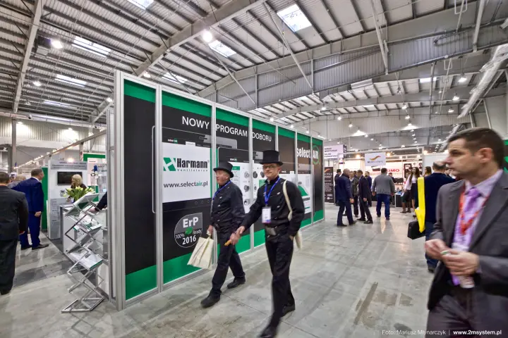 Harmann selectAIR wall with ErP 2016 badge at the aisle corner at Forum Wentylacja 2016