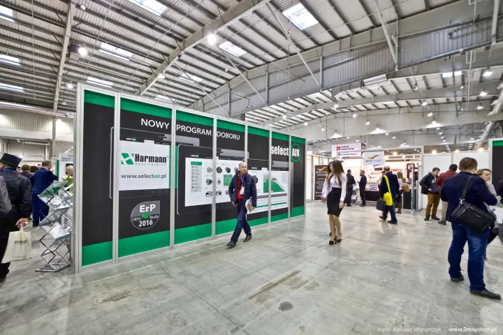 Harmann selectAIR wall facing a busy exhibition aisle at Forum Wentylacja 2016