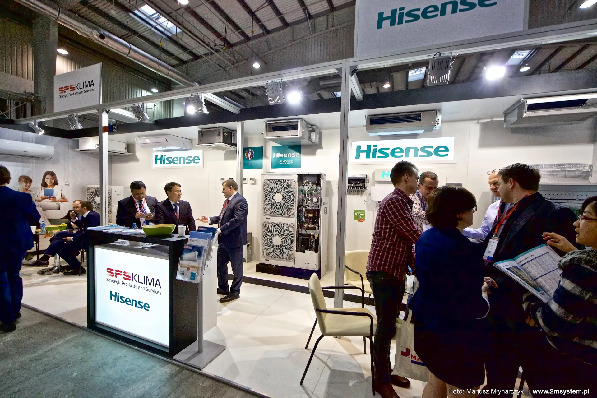Hisense and SPS Klima stand with opened outdoor unit and ceiling units at Forum Wentylacja 2016