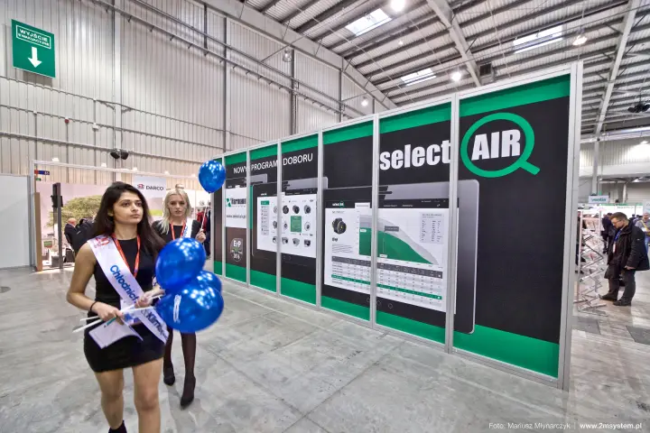 Hostesses with balloons in front of the selectAIR panels at Forum Wentylacja 2016