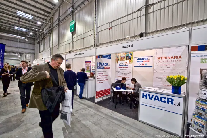 HVACR.pl portal stand promoting webinars along a busy aisle