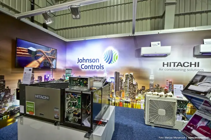 Johnson Controls and Hitachi stand with an opened unit and wall-mounted splits at Forum Wentylacja 2016