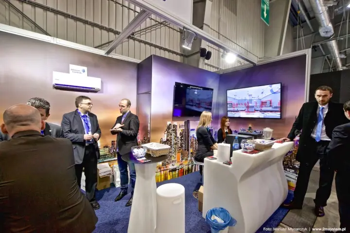 Johnson Controls stand with night skyline walls and a curved white bar at Forum Wentylacja 2016